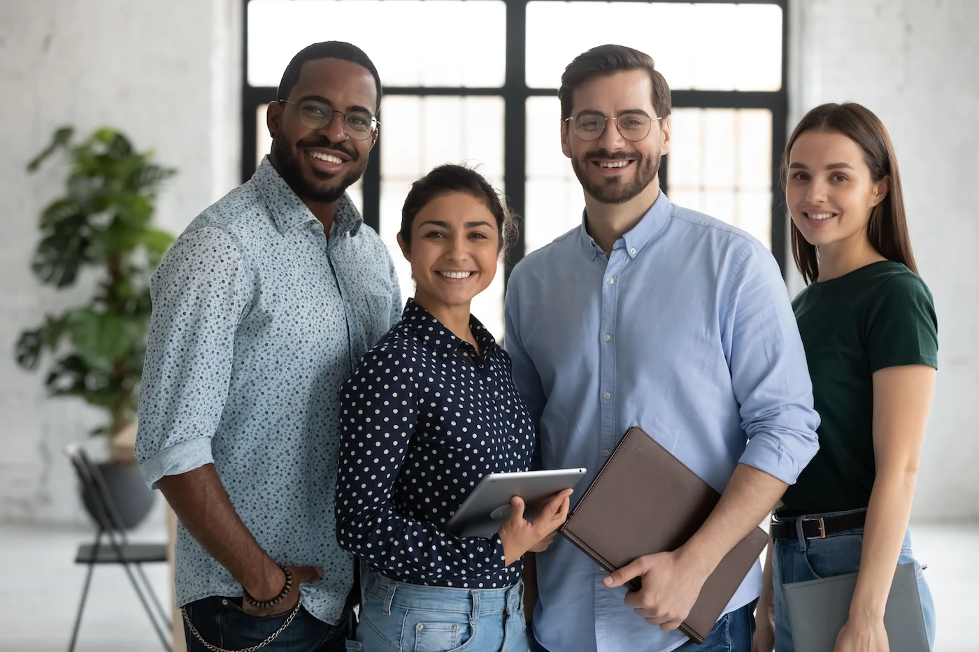Group portrait of happy multiethnic united millennial team in modern office. Successful employees standing together, meeting in workspace, looking at camera and smiling Team work concept. Head shot SSUCv3H4sIAAAAAAAACpxTyW7cMAy9F+g/DHSOAG3Wkl8petBCzwjx2IEtpwiC/HvpdTQ99iY+ko/kI/X188flQoKfciSvl6/FQjt33TyV0Zc89Aizlx0foU8w1sjHKDWrAUi5DGP2XQ0GX+Kt93dAsJ+7boG/VyeZii/zBNNSfYeiL3BFjg08KbYWf2325XCsTsxAFyEvFTbNYcUOaCP/r8zt8fuYxl+hj5+P3hBKI/j7VPI64dkiOkzzRM2FeLKNO6sc9EuBzt8//yF6StNBuEYmQ4W1girWOBqYdDQJ45KVnMuQHsTbY51iV3iEDvwm+l6DtKoxDBhQxjUgJWfUc80paMeNctyFcLZOtLdBWQ40SRapitJQb6SgrTOqWQiCj2dwY6R1TkWaLDCqTELmlBy1YKUKYG2Q/BHMRbTaWCqEDtiGjTiZMhRklMq1wnnZrJNtcpG3PwXGe309fk55qA7nY4i+WwJkJcD7mGPur1XaUG7rZR9pcZj7Mi5bOKUn3TC8+9AtO26REw785qcJw9OBV4Ui/qPhXtXph7LqvrOShMe+mFwKLZkxTirRGMf1rvb+QW4ZedZ2DiK041tO9eh56YC0XgHjQeE2oqJKoIS+aVFCo/EtUjAsoITffwEAAP//AwA+g+lm+wMAAA==